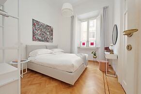 Treasurerome Adriana Charme 4br