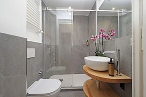 Treasurerome Adriana Charme 4br