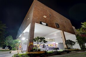 Poolside Retreat Near Sathyabama Chennai