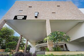 Poolside Retreat Near Sathyabama Chennai