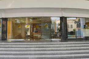 Poolside Retreat Near Sathyabama Chennai