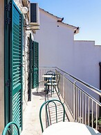 Stone house Dragan in the very center