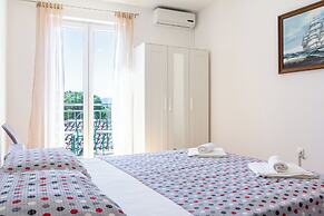 Stone house Dragan in the very center