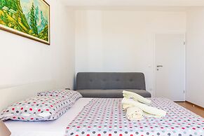 Stone house Dragan in the very center