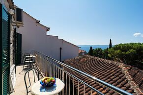 Stone house Dragan in the very center