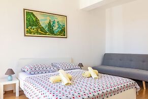 Stone house Dragan in the very center