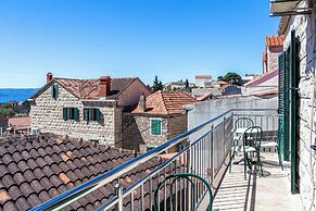 Stone house Dragan in the very center