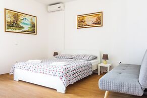 Stone house Dragan in the very center