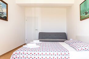 Stone house Dragan in the very center