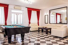 Stone house Dragan in the very center