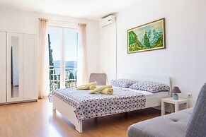 Stone house Dragan in the very center