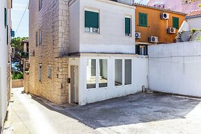 Stone house Dragan in the very center