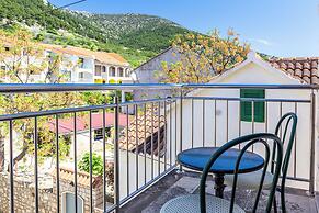 Stone house Dragan in the very center