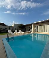 Casa com piscina 5 suites 1 quarto e AC