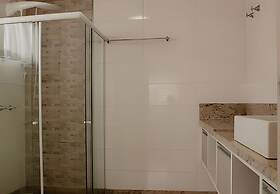 Casa com piscina 5 suites 1 quarto e AC