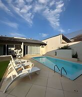 Casa com piscina 5 suites 1 quarto e AC