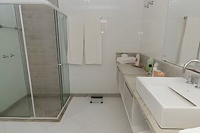 Casa com piscina 5 suites 1 quarto e AC