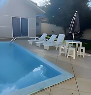 Casa com piscina 5 suites 1 quarto e AC