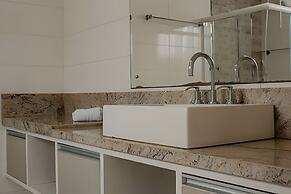 Casa com piscina 5 suites 1 quarto e AC