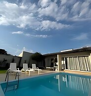 Casa com piscina 5 suites 1 quarto e AC