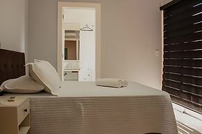 Casa com piscina 5 suites 1 quarto e AC