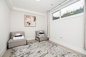 Centrally-located Luxury Home With Views Cinema