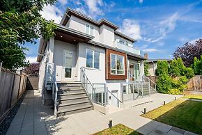 Centrally-located Luxury Home With Views Cinema