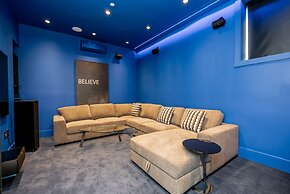 Centrally-located Luxury Home With Views Cinema