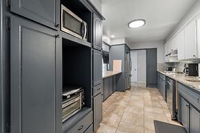 Spacious 8BR Modern Retreat Pool Table RV