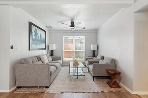 Spacious 8BR Modern Retreat Pool Table RV