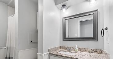 Spacious 8BR Modern Retreat Pool Table RV