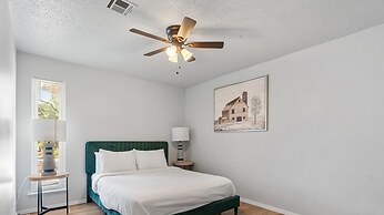 Spacious 8BR Modern Retreat Pool Table RV