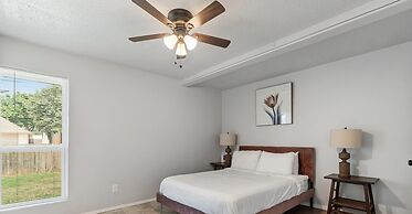 Spacious 8BR Modern Retreat Pool Table RV