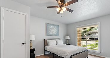 Spacious 8BR Modern Retreat Pool Table RV