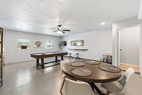 Spacious 8BR Modern Retreat Pool Table RV