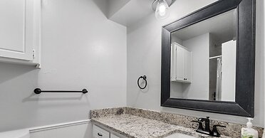 Spacious 8BR Modern Retreat Pool Table RV