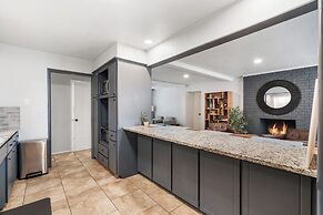 Spacious 8BR Modern Retreat Pool Table RV