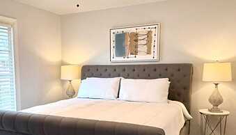 Spacious 8BR Modern Retreat Pool Table RV