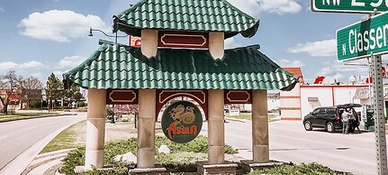 Spacious 8BR Modern Retreat Pool Table RV