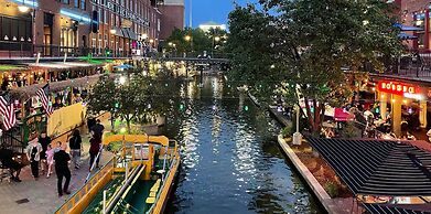 Spacious 8BR Modern Retreat Pool Table RV