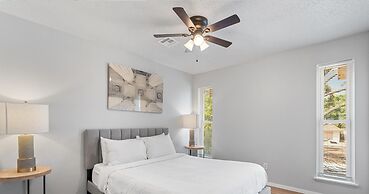 Spacious 8BR Modern Retreat Pool Table RV