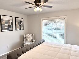 Spacious 8BR Modern Retreat Pool Table RV