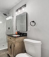 Spacious 8BR Modern Retreat Pool Table RV