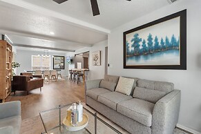 Spacious 8BR Modern Retreat Pool Table RV