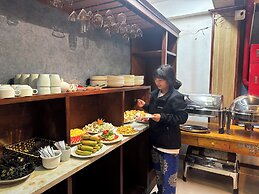 Saparis Station Hostel & Travel