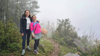 Saparis Station Hostel & Travel