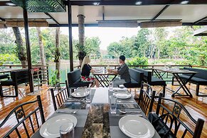 LOBOC RIVERSIDE INN and RESTAURANT