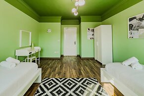 Distinct & Decent 2 BDR Apt. Steps From Nightlife and Airport