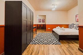 Distinct & Decent 2 BDR Apt. Steps From Nightlife and Airport