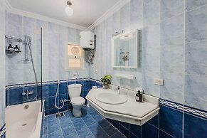 Distinct & Decent 2 BDR Apt. Steps From Nightlife and Airport